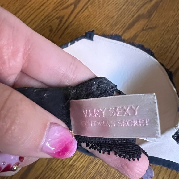 ▪️VICTORIA’S SECRET: Women’s 38D, black laced push-up bra w/adjustable straps▪️ - Picture 2 of 15